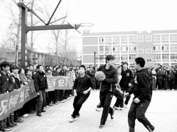 男孩患白血病想打篮球 两千人帮其实现愿望