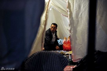 5.芦山县人民医院安置点，武警救治地震中伤者