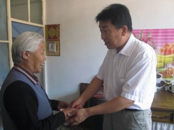 市精神康复医院党支部慰问社区贫困居民