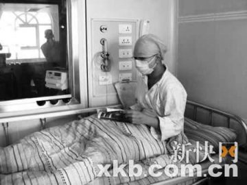 重症小伙移植骨髓后在病床上复习高考功课