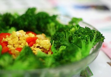 健康指南：吃这些食物预防口唇干裂