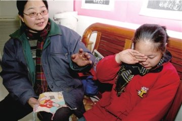 养母陪11岁养女发帖寻亲生父母