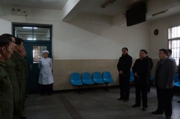 省双拥办副主任杜赟在省荣复军人第二医院慰问优抚对象