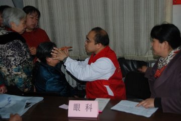 太原市人民医院开展“学雷锋、进社区、送健康”活动