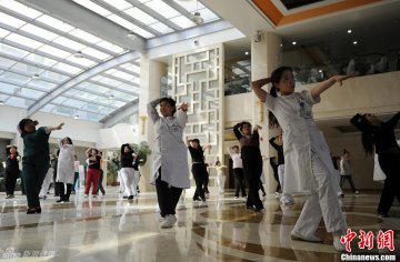 4.中午12点，医务人员正在医院大厅翩翩起舞