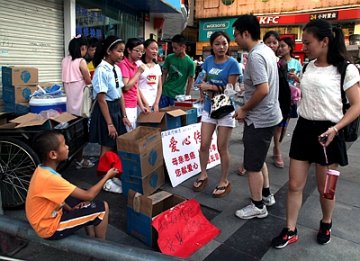 姐弟俩街头卖水为母治病