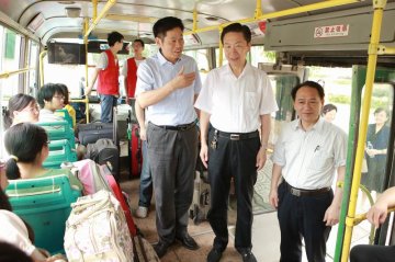 我校2013届本科毕业生依依惜别母校