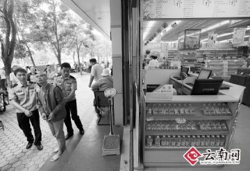 6男子昆明偷一心堂药店 刚得手就被抓