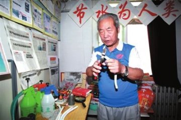 77岁老人自制环保马桶用废水冲厕所获专利