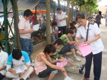 广元卫生监督员向灾民发放宣传资料
