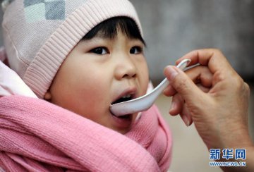 各地免费发放腊八粥 “白娘子”登场