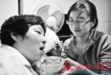 女大学生带着瘫痪母亲上学