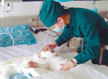 9岁智障男孩点燃妹妹 父亲还贷遭遇车祸