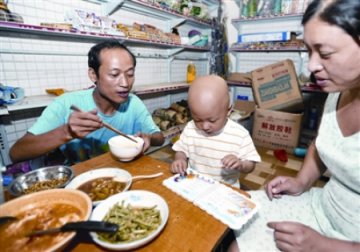 父亲打6份工攒钱救患白血病儿子