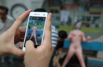 大学生毕业跳蚤市场卖充气娃娃