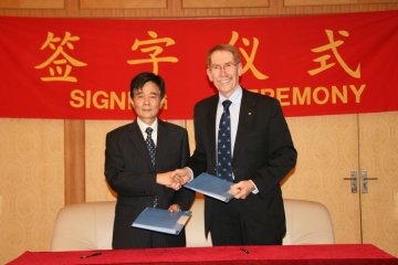 澳大利亚国立大学校长Prof.IanYoung一行访问我校