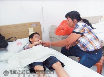 顽童爬铁门“荡秋千” 门柱倒塌致1死4伤