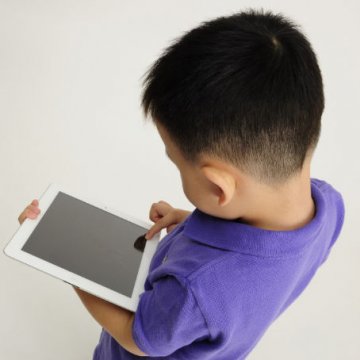 睡前看手机可致歇性失明