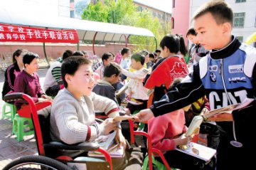 手拉手行动温暖残疾娃