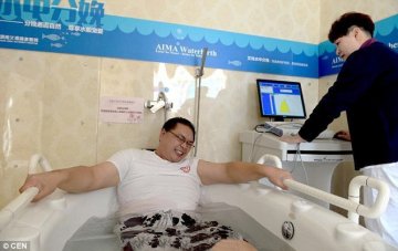 英媒关注中国男人体验分娩镇痛