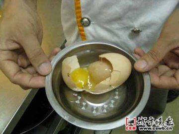 厨师发现蛋中蛋 专家称其为病态现象