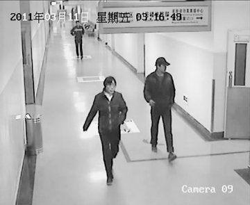 早产女婴发育不全被弃医院 探头拍下遗弃过程