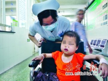 护士发微博救助女童 父亲为抢善款竟逼女儿出院