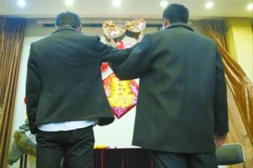 北京同性恋者用“婚姻”防艾 结婚证与他人无异