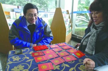 男子13年献出“一身血” 出差不逛街就找献血车
