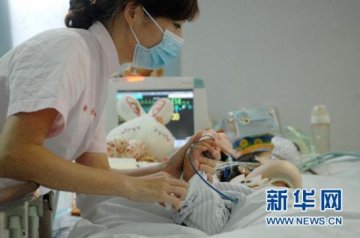 杭州路人接住坠楼女童续：女童昏迷10天后苏醒