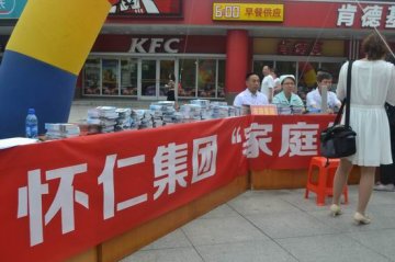 怀仁发放10万本《家庭健康指南》到社区