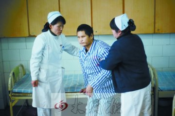 洛宁被“锁养”男子3个多月长胖10斤 学会穿衣服