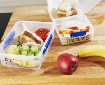 塑料饭盒：塑料饭盒破损即扔