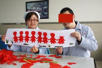精神病患者剪窗花迎新春