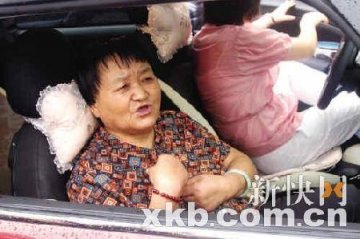 超市保安被指殴打6旬老太将其扔进水坑