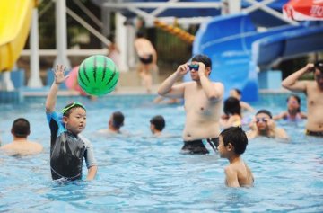 游泳后要防急性结膜炎