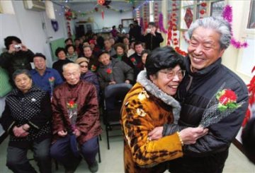 古稀老人恶补情人节知识 首次开口示爱