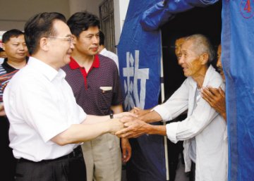 温家宝慰问淮河抗洪军民