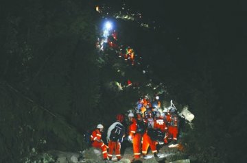 水陆空抢通宝兴生命线 直升机曾遇强气流返航