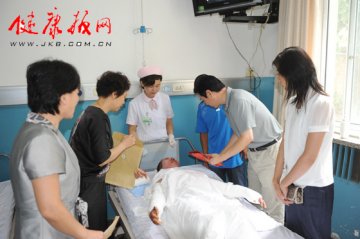 北京小汤山医院领导赴医院看望在家中被烧伤的合同工
