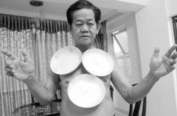 老汉身体似磁铁 可吸附几十斤重音响