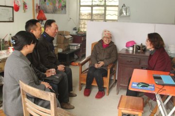 省红会领导和学校老师一行看望叶安慧同学