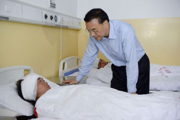 李克强到鲁甸县医院看望慰问地震伤员和医护人员