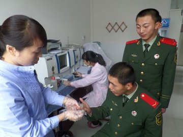 双拥献爱心 体检送官兵—县人民医院为武警官兵进行体检
