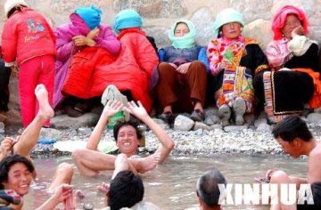 高原沐浴奇特景象：男人洗澡女人“看”