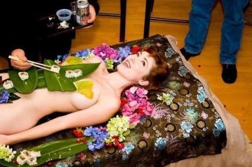 探秘日本女体盛：处女才能激发食欲