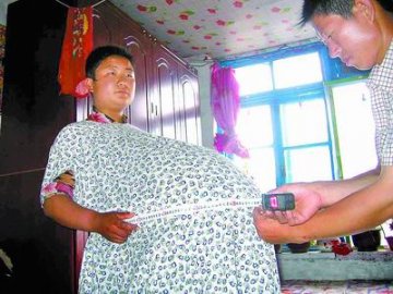 孕妇怀上五胞胎腰围达1.75米