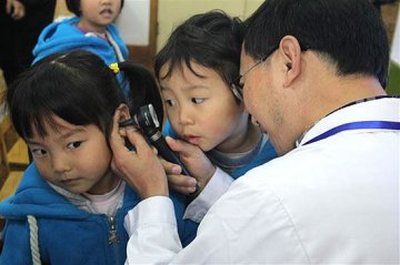 又到爱耳日 一起做做耳保健操