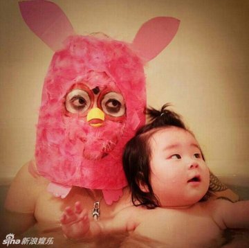 日本父女逗比泡澡照走红