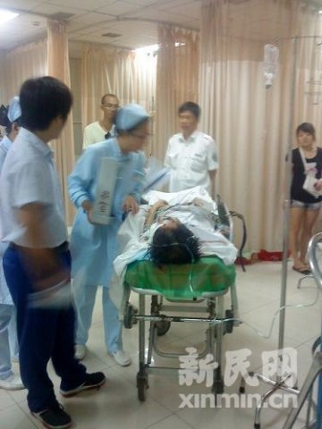 男子5楼坠下砸凹私家车顶多处骨折